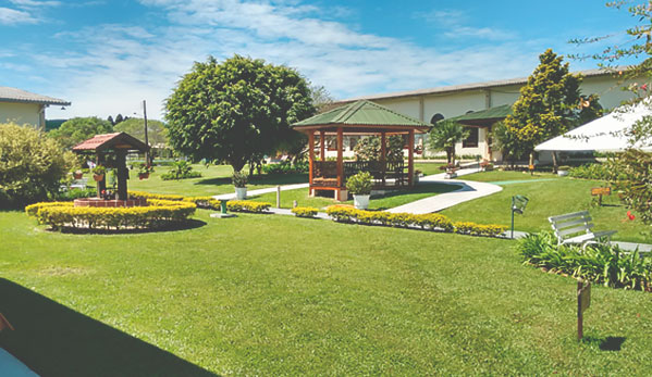Jardins e área aberta da Chácara Leão de Judá