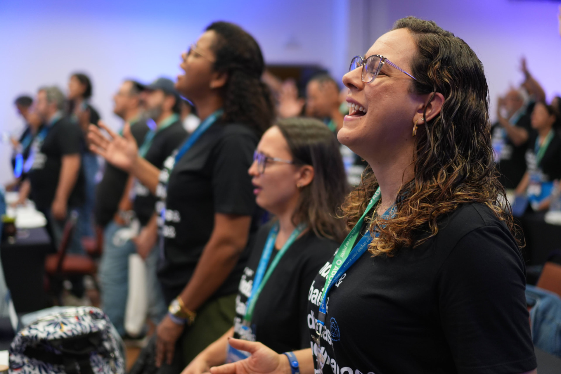 Participantes cantando durante um encontro do Perspectivas
