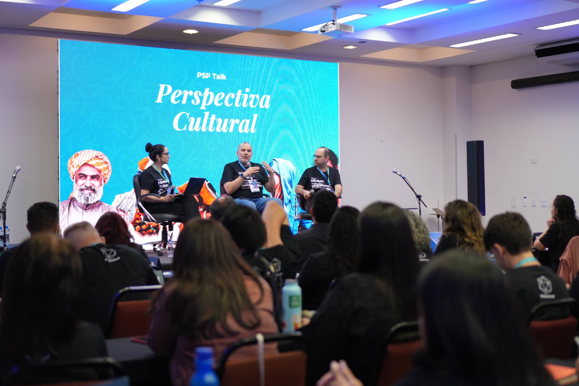 Conversa no palco sobre Perspectiva Cultural, acompanhada pelos participantes