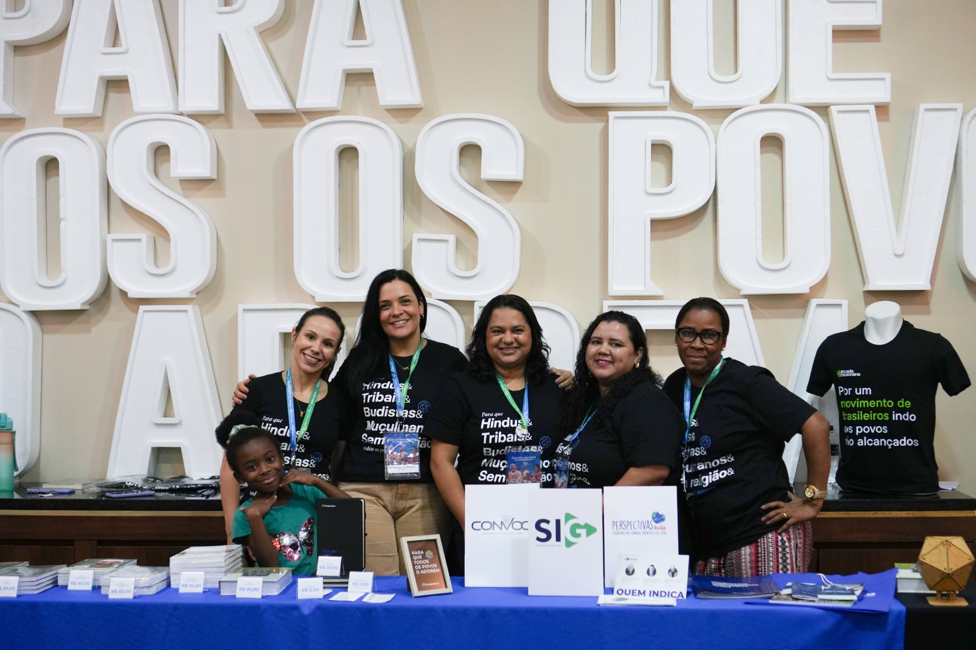Participantes reunidas junto à mesa de materiais do Perspectivas