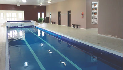 Vista longitudinal da piscina coberta