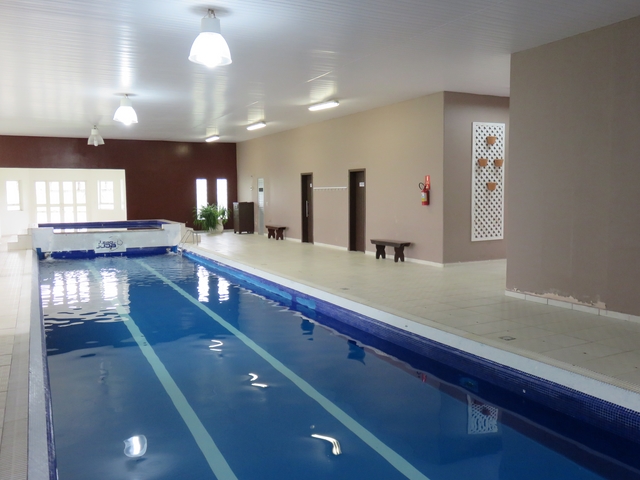 Outra vista do espaço da piscina coberta